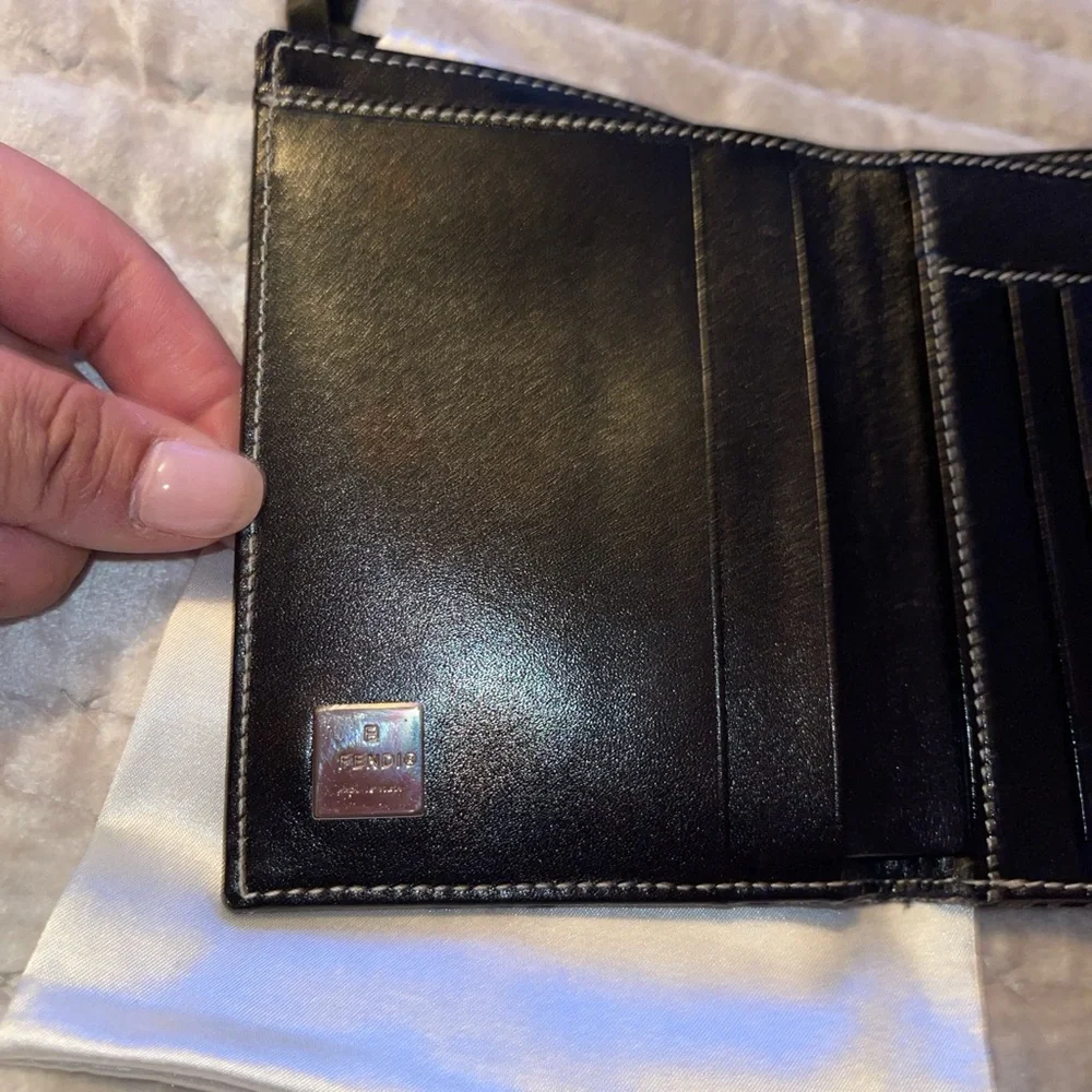 Fendi Zucca short wallet excellent condition size is 5X3 1/2” black with silver - Picture 8 of 9